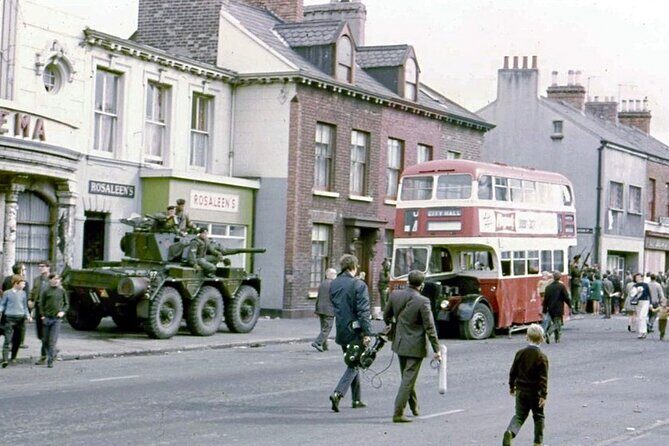 Cab Tours Belfast Famous Black taxi tours 2 hrs The Troubles - Pickup and private timing: how it affects your day